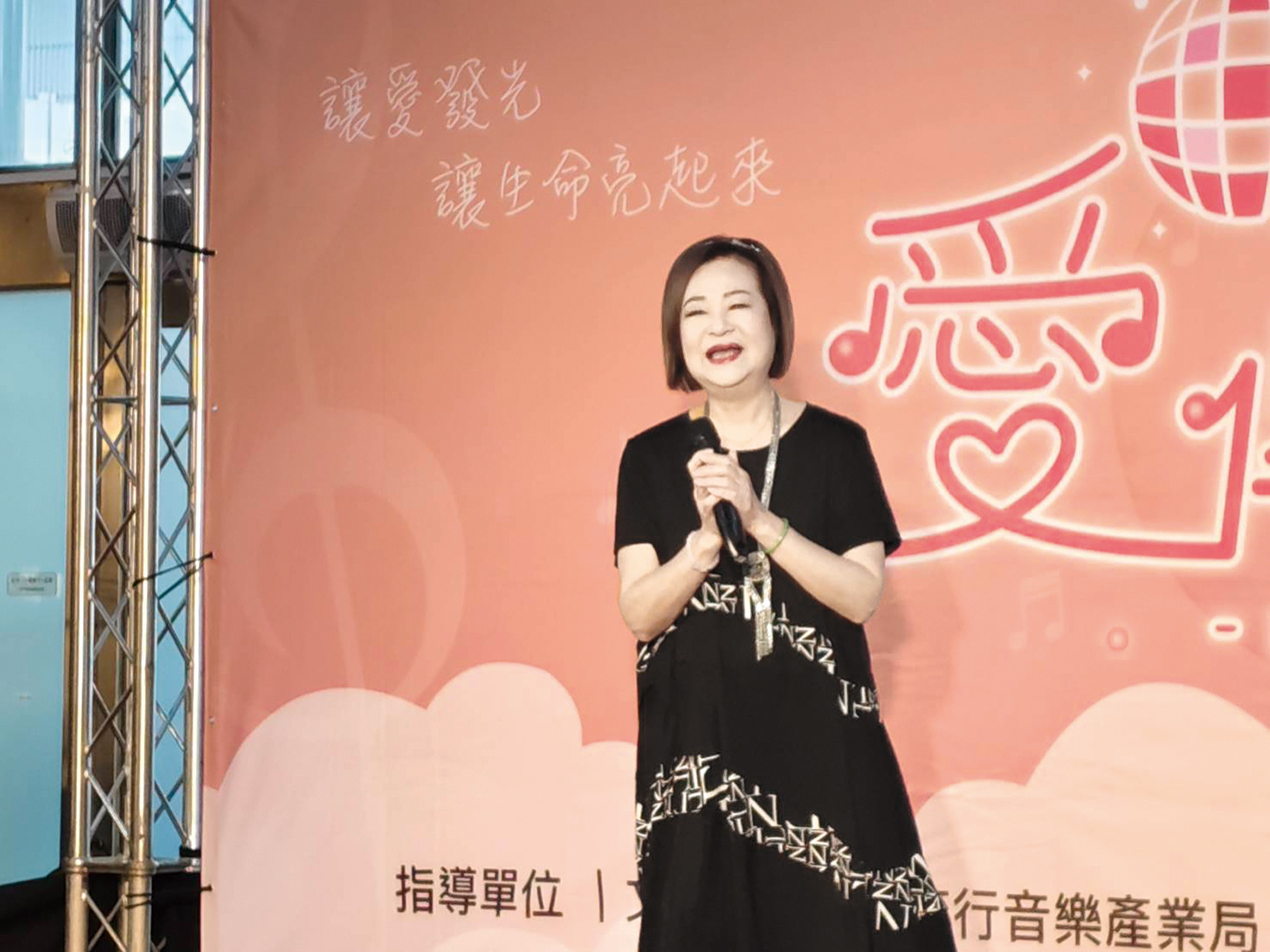 藝人文香演唱媽媽請你也保重